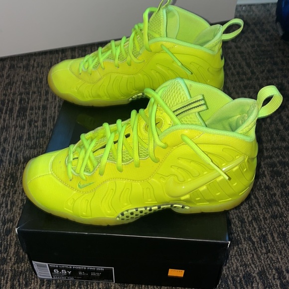 Nike volt foamposite youth size 6.5 worn once - Picture 2 of 5